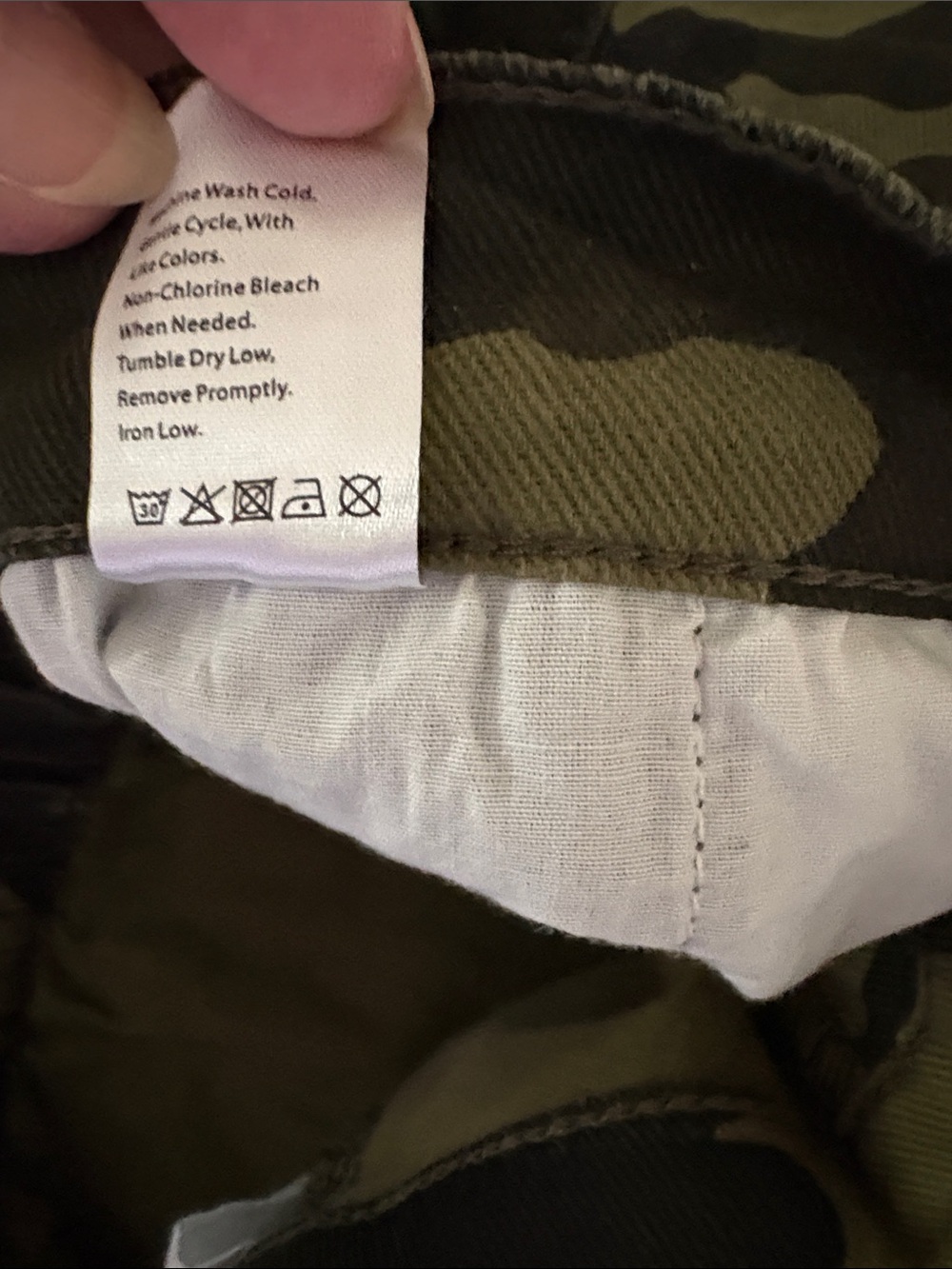 Women’s Camouflage Cargo Shorts - Green Camo. Elastic waist - Picture 4 of 4